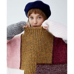 Miękki patchworkowy sweter. Czerwone swetry klasyczne damskie marki Pull&Bear. Za 139,00 zł.