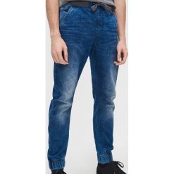 Jeansowe joggery slim - Granatowy. Niebieskie spodnie męskie Cropp, m, bez wzorów, z jeansu. Za 129,99 zł.