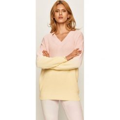 Guess Jeans - Sweter. Różowe swetry damskie Guess Jeans, s, z aplikacjami, z bawełny, bez rękawów, bez kaptura. W wyprzedaży za 419,90 zł.