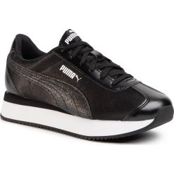 Sneakersy PUMA - Turino Stacked Glitter Puma Black/Puma Silver. Czarne półbuty damskie Puma, na co dzień, bez wzorów, ze skóry ekologicznej, bez obcasa, na płaskiej podeszwie, bez zapięcia. Za 269,99 zł.