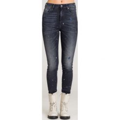 JEANSY SKINNY FIT GUESS. Niebieskie jeansy damskie Guess. Za 319,50 zł.