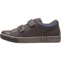 Sneakersy w kolorze czarno-niebieskim. Niebieskie trampki chłopięce lamino, bez wzorów, z polaru, bez zapięcia. W wyprzedaży za 129,95 zł.