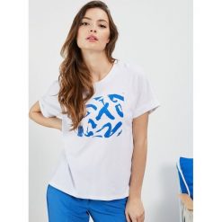 T-shirt z nadrukiem. Białe bluzki damskie Moodo, s, z nadrukiem, z bawełny, klasyczne, z okrągłym kołnierzem. Za 29,99 zł.