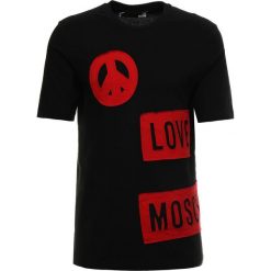 Love Moschino Tshirt z nadrukiem black/red. Czarne koszulki męskie Love Moschino, m, z nadrukiem, z bawełny, bez kołnierzyka, bez rękawów. Za 599,00 zł.
