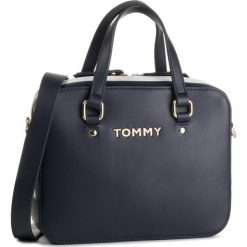 Torebka TOMMY HILFIGER Th Corporate Mini Trunk AW0AW06820. Niebieskie torebki klasyczne damskie TOMMY HILFIGER, bez wzorów, na ramię, bez dodatków. W wyprzedaży za 429,00 zł.