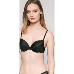 Triumph - Biustonosz Lovely Micro Whum. Szare biustonosze bardotka Triumph, z haftami, z elastanu. W wyprzedaży za 89,90 zł.