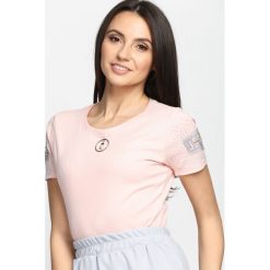Bluzki damskie: Różowy T-shirt All That I Need