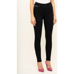 Jeansy Skinny Fit Guess W01A26 D3OA4. Czarne jeansy damskie Guess, z aplikacjami, z elastanu. W wyprzedaży za 289,00 zł.