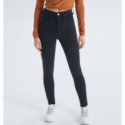 Jeansy High Waist - Czarny. Czarne jeansy damskie Cropp, bez wzorów, z jeansu, z podwyższonym stanem. Za 89,99 zł.