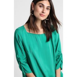 Betty & Co Bluzka green leaves. Zielone koszulki damskie marki Betty & Co, bez wzorów, z wiskozy, bez kołnierzyka, z długim rękawem. Za 349,00 zł.
