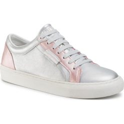 Sneakersy GUESS - Lucy FJ5LUC ELE12 SLV. Szare półbuty damskie Guess, na co dzień, z aplikacjami, ze skóry ekologicznej, bez obcasa, na sznurówki. W wyprzedaży za 239,00 zł.