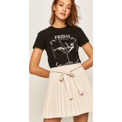Answear - T-shirt. Czarne bluzki damskie ANSWEAR, s, z aplikacjami, z bawełny, casualowe, z okrągłym kołnierzem. W wyprzedaży za 49,90 zł.