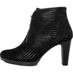 Skórzane botki w kolorze czarnym. Czarne botki damskie Bluetag, Gusto, bez obcasa, na obcasie, na sznurówki. W wyprzedaży za 329,95 zł.