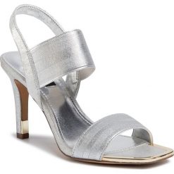 Sandały DKNY - Bryson K1039211 Elastic/Leather Silver Sil. Szare klapki damskie DKNY, bez wzorów, ze skóry ekologicznej, bez obcasa, na obcasie. W wyprzedaży za 409,00 zł.