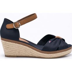 Tommy Hilfiger - Sandały. Niebieskie koturny damskie TOMMY HILFIGER, bez obcasa, na obcasie, na klamry. Za 399,90 zł.