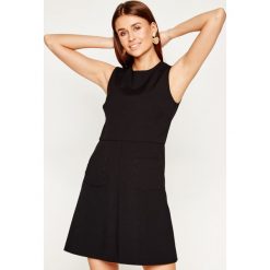 Sukienka koktajlowa Red Valentino TR3VAM15. Czerwone sukienki damskie Red Valentino, bez wzorów, z elastanu, wizytowe, bez kołnierzyka, bez rękawów. W wyprzedaży za 1189,00 zł.