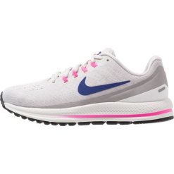 Nike Performance WMNS AIR ZOOM VOMERO 13 Obuwie do biegania treningowe vast grey/deep royal blue/atmosphere grey/pink blast/summit white. Szare buty do biegania damskie marki Nike Performance, z materiału. Za 589,00 zł.