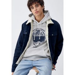 Bluza Marc Márquez z kaskiem. Szare bluzy męskie Pull&Bear, m, bez wzorów, bez kołnierzyka, bez rękawów, bez kaptura. Za 139,00 zł.