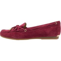 MICHAEL Michael Kors SUTTON MOC Mokasyny mulberry. Czerwone półbuty damskie MICHAEL Michael Kors, ze skóry. Za 549,00 zł.