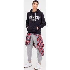 Bluza z logo Pull&Bear. Zielone bluzy męskie Pull&Bear, m, bez wzorów, bez kołnierzyka, bez rękawów, bez kaptura. Za 89,90 zł.
