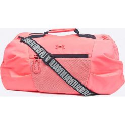 Under Armour - Torba. Różowe torebki damskie sportowe marki Under Armour, w paski, z nylonu, sportowe. W wyprzedaży za 179,90 zł.