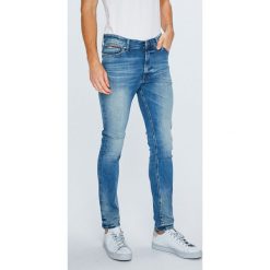 Tommy Jeans - Jeansy Simon. Niebieskie jeansy męskie marki Tommy Jeans. W wyprzedaży za 319,90 zł.