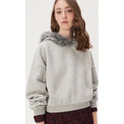 Bluza ze sztucznym futerkiem - Jasny szary. Szare bluzy damskie Sinsay, s, bez wzorów, bez rękawów, bez kaptura. Za 59,99 zł.