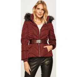 Guess Jeans - Kurtka puchowa. Brązowe kurtki damskie Guess Jeans, s, z aplikacjami, z poliesteru, krótkie, z kapturem. Za 1049,00 zł.