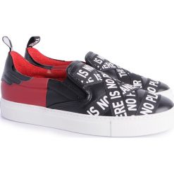 John Richmond Sneakersy "Slip-on". Białe sneakersy męskie John Richmond, bez zapięcia. Za 899,00 zł.