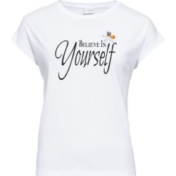 T-shirt bonprix biel wełny. Białe koszulki damskie marki bonprix, z nadrukiem, z wełny. Za 47,99 zł.