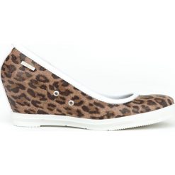 Półbuty na koturnie - skóra naturalna - model 024 - kolor panterka. Szare półbuty damskie Zapato, z nadrukiem, z jeansu, eleganckie, na wysokim obcasie, na platformie, bez zapięcia. W wyprzedaży za 224,25 zł.
