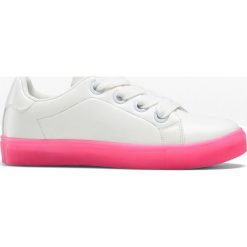 Sneakersy bonprix biało-różowy neonowy. Białe buty sportowe damskie bonprix, bez wzorów, sportowe. Za 59,99 zł.