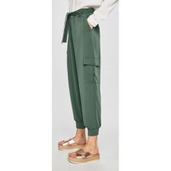 Pepe Jeans - Spodnie Mary. Zielone spodnie damskie Pepe Jeans, s, z haftami, z poliesteru, casualowe. W wyprzedaży za 139,90 zł.