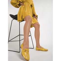 Żółte Mokasyny Kalypso. Żółte mokasyny damskie Renee, z jeansu, klasyczne, na płaskiej podeszwie. Za 89,99 zł.