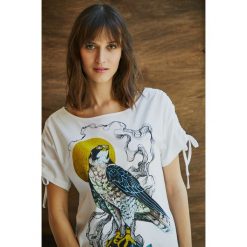 Medicine - Top by Michalina Bolach, Falka Art. Niebieskie bluzki damskie MEDICINE, s, z nadrukiem, z bawełny, casualowe, z okrągłym kołnierzem. W wyprzedaży za 39,90 zł.