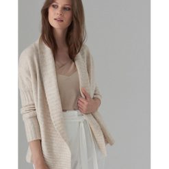 Niezapinany kardigan oversize - Beżowy. Brązowe swetry damskie Mohito, s, bez wzorów, bez rękawów, bez kaptura. Za 119,99 zł.