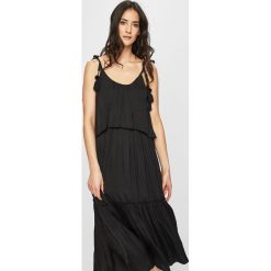 Pepe Jeans - Sukienka Larisa. Czarne sukienki damskie Pepe Jeans, na co dzień, s, bez wzorów, z poliesteru, casualowe, z okrągłym kołnierzem, bez rękawów, midi, proste. W wyprzedaży za 279,90 zł.