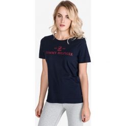 Tommy Hilfiger Kelsey Koszulka Niebieski. Niebieskie koszulki damskie TOMMY HILFIGER, xs, z nadrukiem, z bawełny, bez kołnierzyka. Za 125,95 zł.