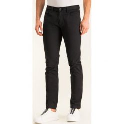 Spodnie materiałowe Emporio Armani 8N1J06 1N0LZ 0999. Czarne jeansy męskie Emporio Armani, m, bez wzorów, z bawełny. W wyprzedaży za 399,00 zł.
