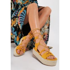 Żółte Sandały Astelinai. Żółte espadryle damskie Renee, bez wzorów, bez obcasa. Za 109,99 zł.
