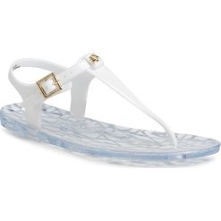 Sandały ARMANI EXCHANGE - XDQ005 XV306 00152 Optical White. Białe klapki damskie Armani Exchange, bez wzorów, z tworzywa sztucznego, bez obcasa, na obcasie. W wyprzedaży za 269,00 zł.