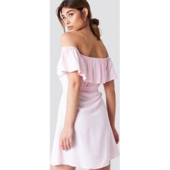 Debiflue x NA-KD Sukienka z guzikami - Pink. Różowe sukienki damskie marki Debiflue x NA-KD, w paski, bez kołnierzyka, bez rękawów, z odkrytymi ramionami. W wyprzedaży za 48,58 zł.
