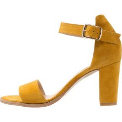 Pavement SILKE Sandały yellow. Żółte rzymianki damskie Pavement, z materiału. Za 529,00 zł.