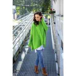 Modny sweter ponczo zielony MOLLY. Żółte poncza damskie marki Lemoniade, na zimę, ze splotem. Za 149,90 zł.