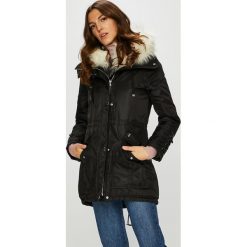 Guess Jeans - Parka Maia. Czarne parki damskie marki Guess Jeans, s, z aplikacjami, z poliesteru, długie, z kapturem. W wyprzedaży za 699,90 zł.
