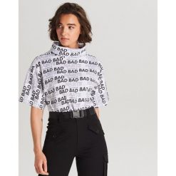 Bluzka oversize z golfem - Biały. Białe bluzki damskie Cropp, s, bez wzorów, bez rękawów. W wyprzedaży za 29,99 zł.