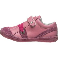Skórzane sneakersy w kolorze różowym. Różowe trampki dziewczęce Primigi, bez wzorów, z gumy, bez zapięcia. W wyprzedaży za 152,95 zł.