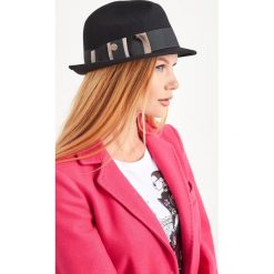 KAPELUSZ Liu Jo. Kapelusze damskie Liu Jo, bez wzorów, eleganckie. Za 299,00 zł.