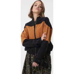 Czarna Kurtka Feel This Way. Czarne kurtki sportowe damskie Born2be, na wiosnę, s, bez wzorów, długie, bez kaptura. Za 219,99 zł.