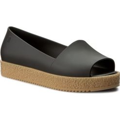 Półbuty MELISSA - Puzzle Ad 31882 Black 01003. Czarne creepersy damskie Melissa, z tworzywa sztucznego, na płaskiej podeszwie. W wyprzedaży za 199,00 zł.